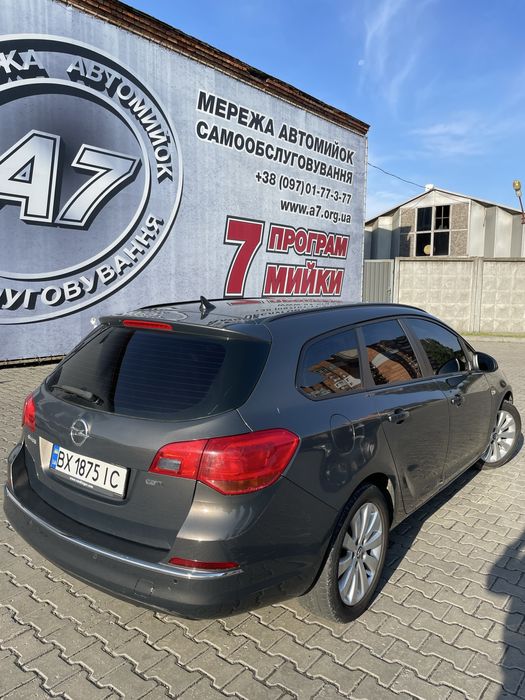 Opel Astra J Sports Tourer 2012 року