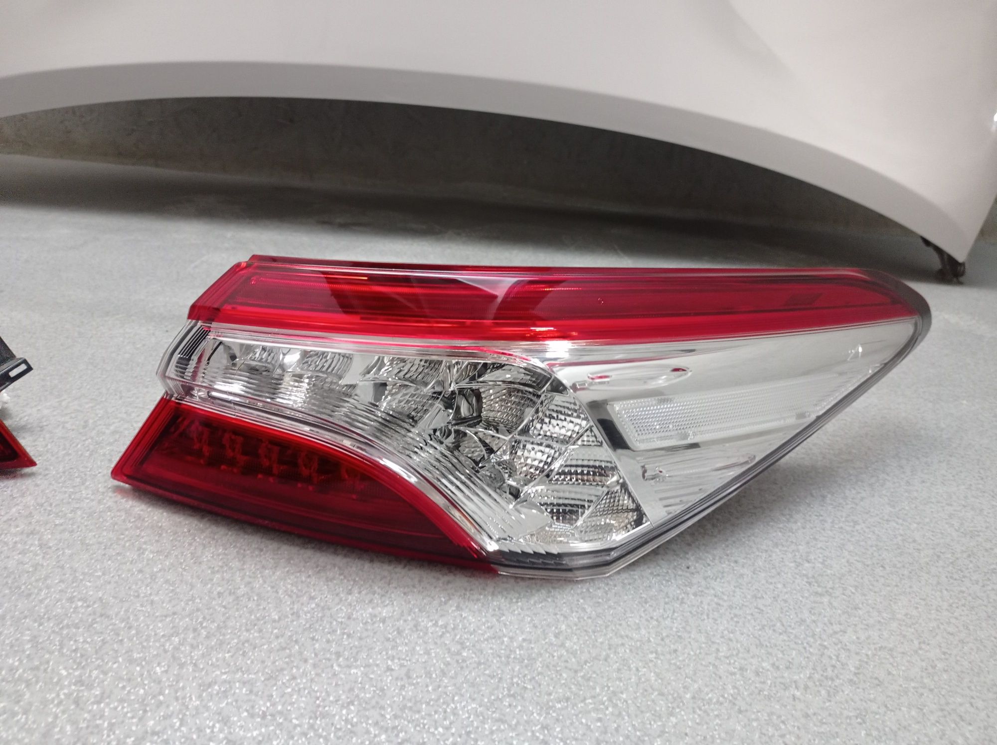 Стоп фонар ліхтар Toyota Camry 70 розборка 2018-2023р оригінал