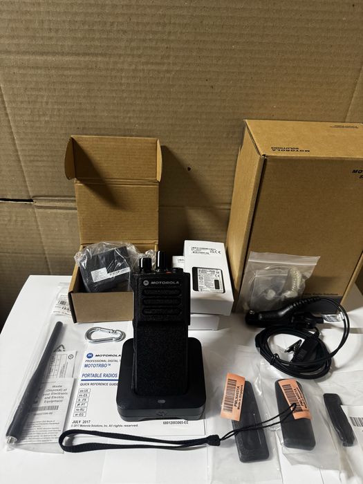 Нова Motorola DP4400e, VHF, AES256 + гарнітура та 2 АКБ, карабін, шнур