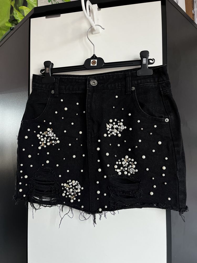 spódnica mini czarna jeansowa z perełkami cekinami S