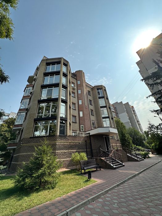 Продаж  4 кім кв в 2 рівнях та гараж 51 м2 , центр, паркова зона