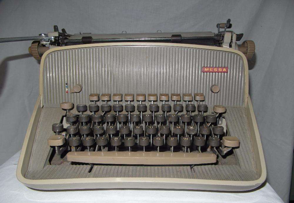 Máquina de Escrever Antiga Messer M8