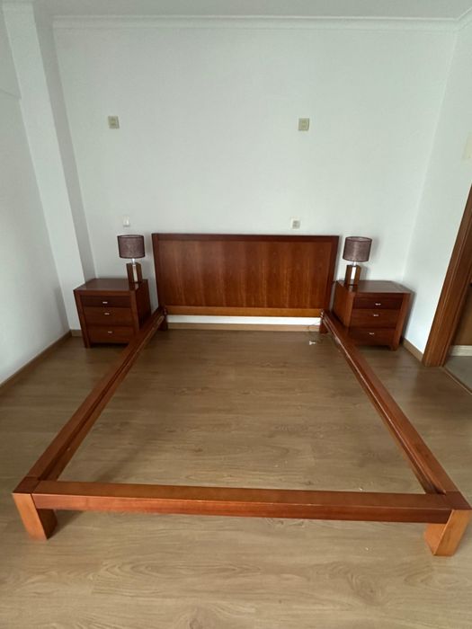 Quarto casal com comoda dupla e banqueta