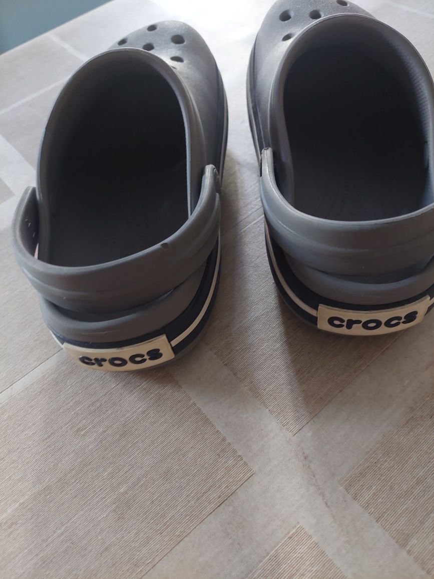 Crocs cinza e azul J1 tamanho 32