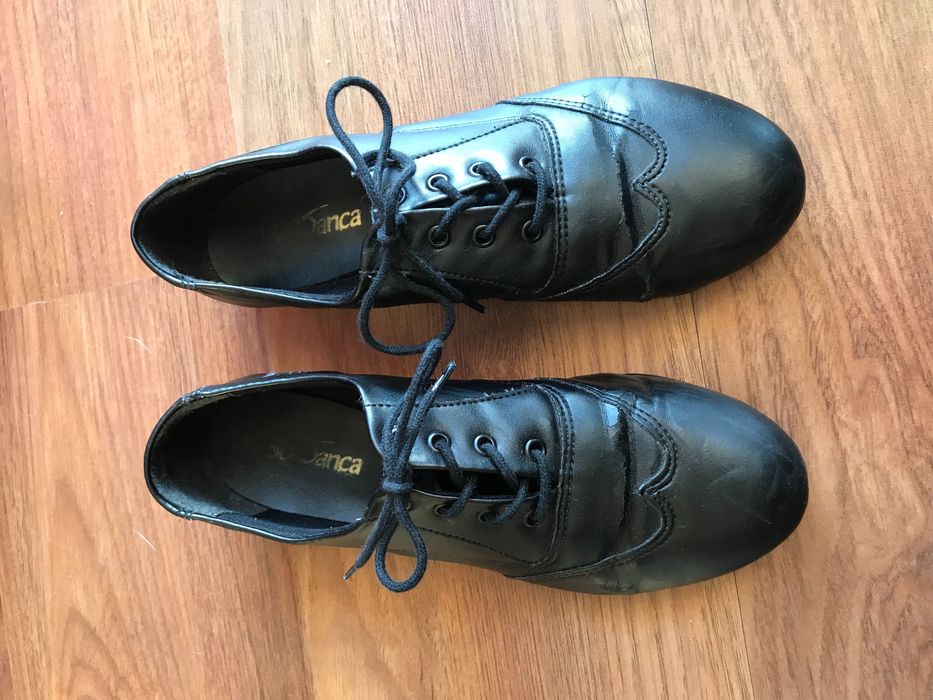 Sapatos de dança em pele