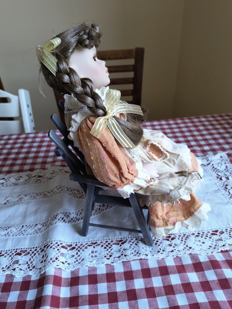 Lalka porcelanowa na krzesełku