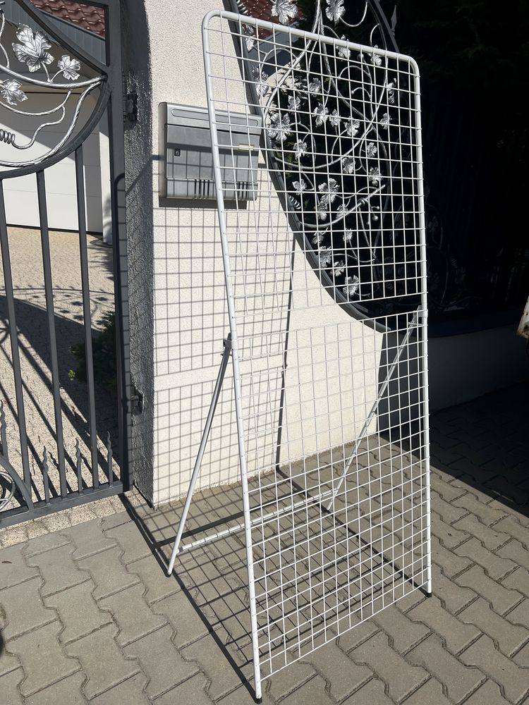 Biała kratka wystawowa