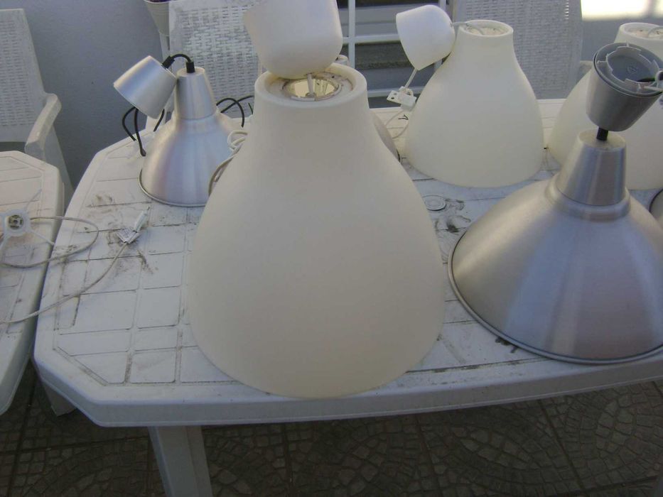 Candeeiros de teto e candeeiro de mesa de cabeceira