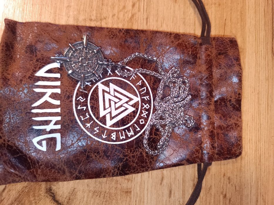 Кулон у стилі вікінгів Вегвізир рунічний компас