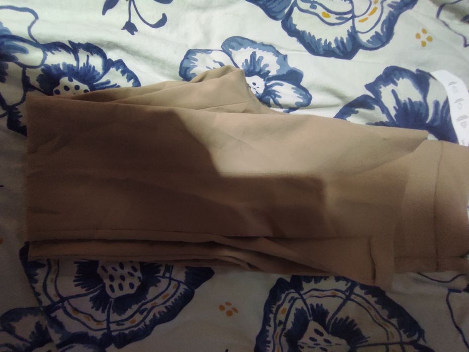 Calça com rachas nas pernas