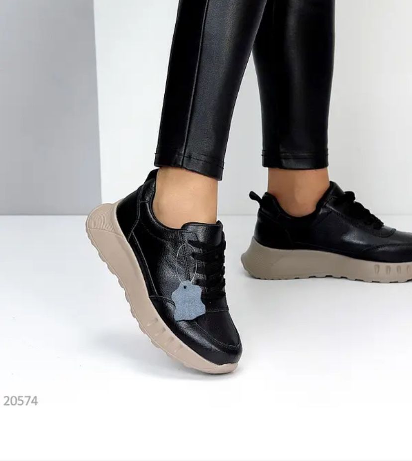 Жіночі шкіряні кросівки демісезон чорного кольору