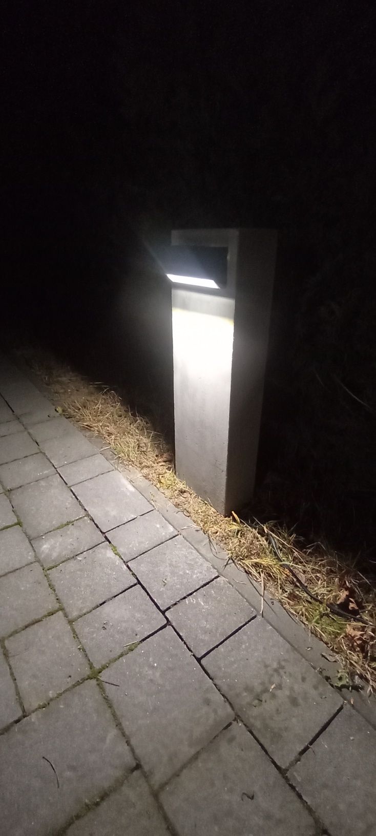 Lampa ogrodowa betonowa słupek oświetleniowy
