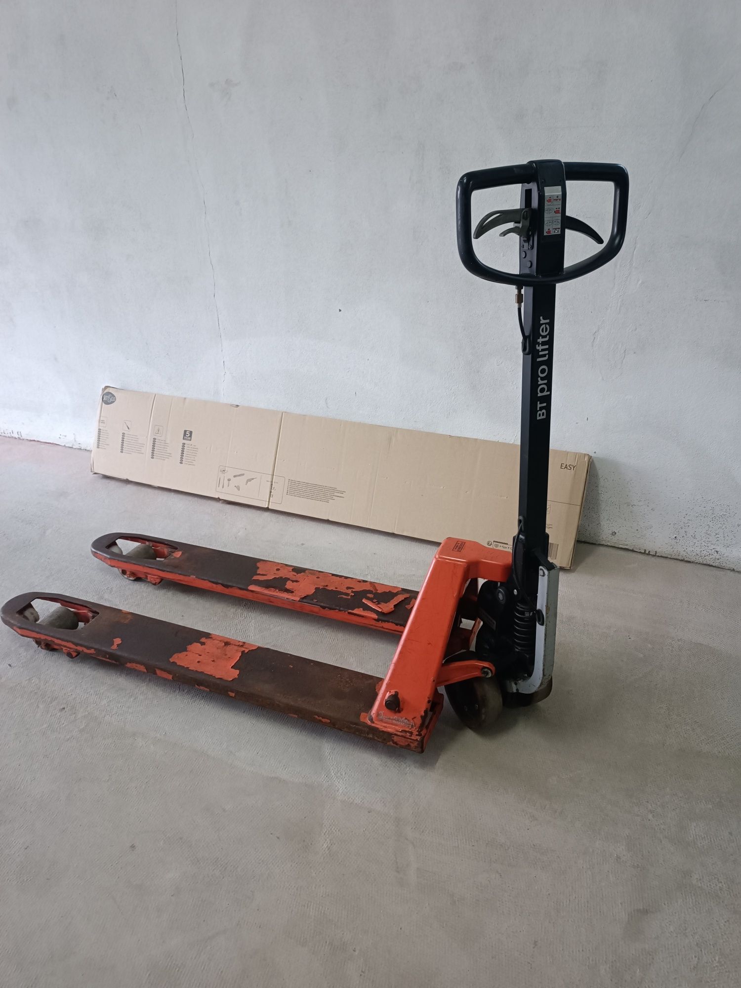 Porta paletes toyota BT com travão