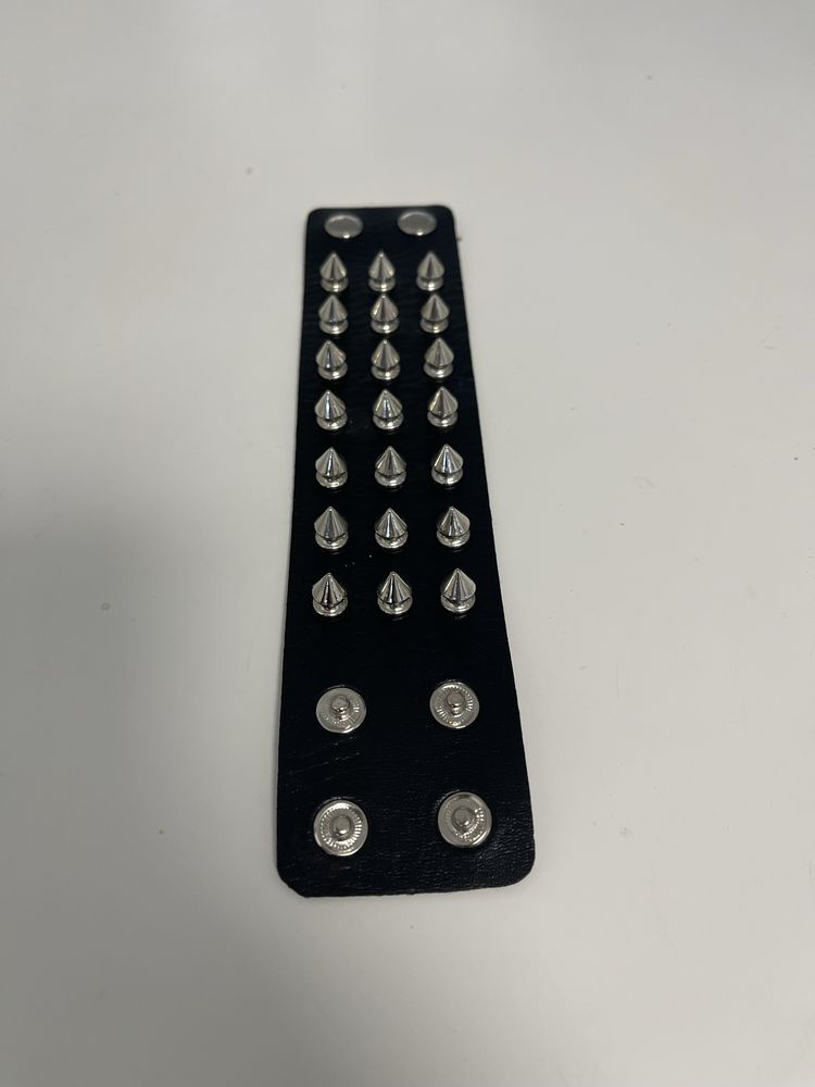 Pulseira com picos em pele ( nova )
