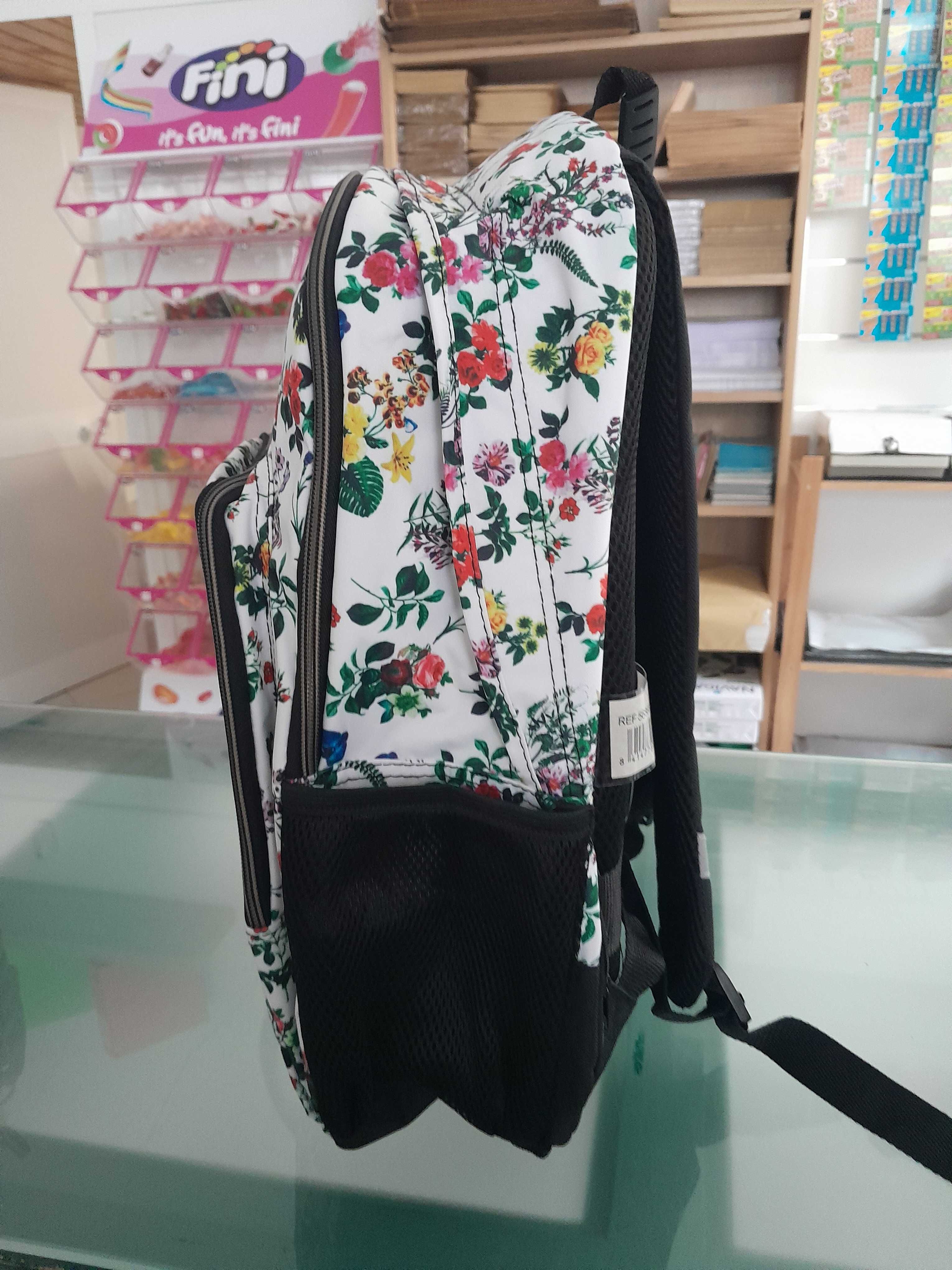 Mochila lindissima excelente qualidade nova com etiqueta