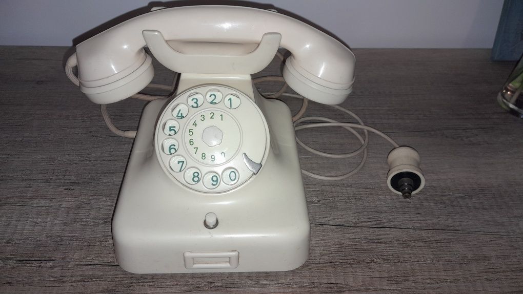 Stary, niemiecki telefon.