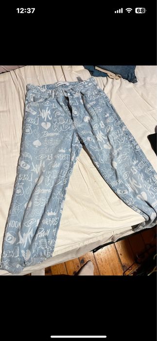 calça jeans com desenhos