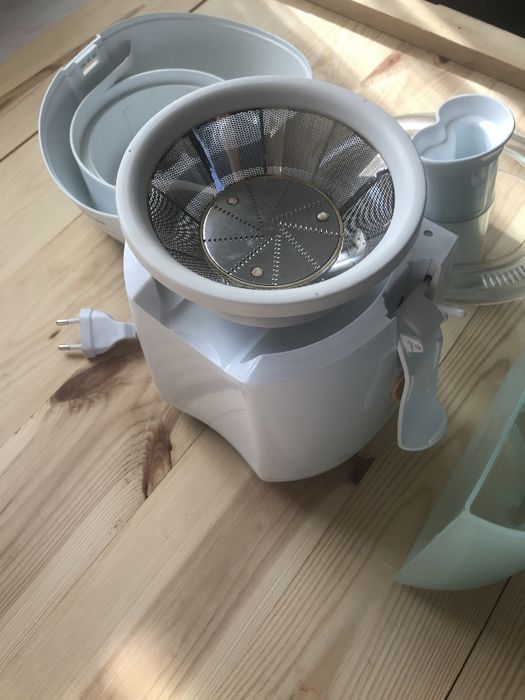 Соковижималка відцентрова центробіжна Philips HR1821