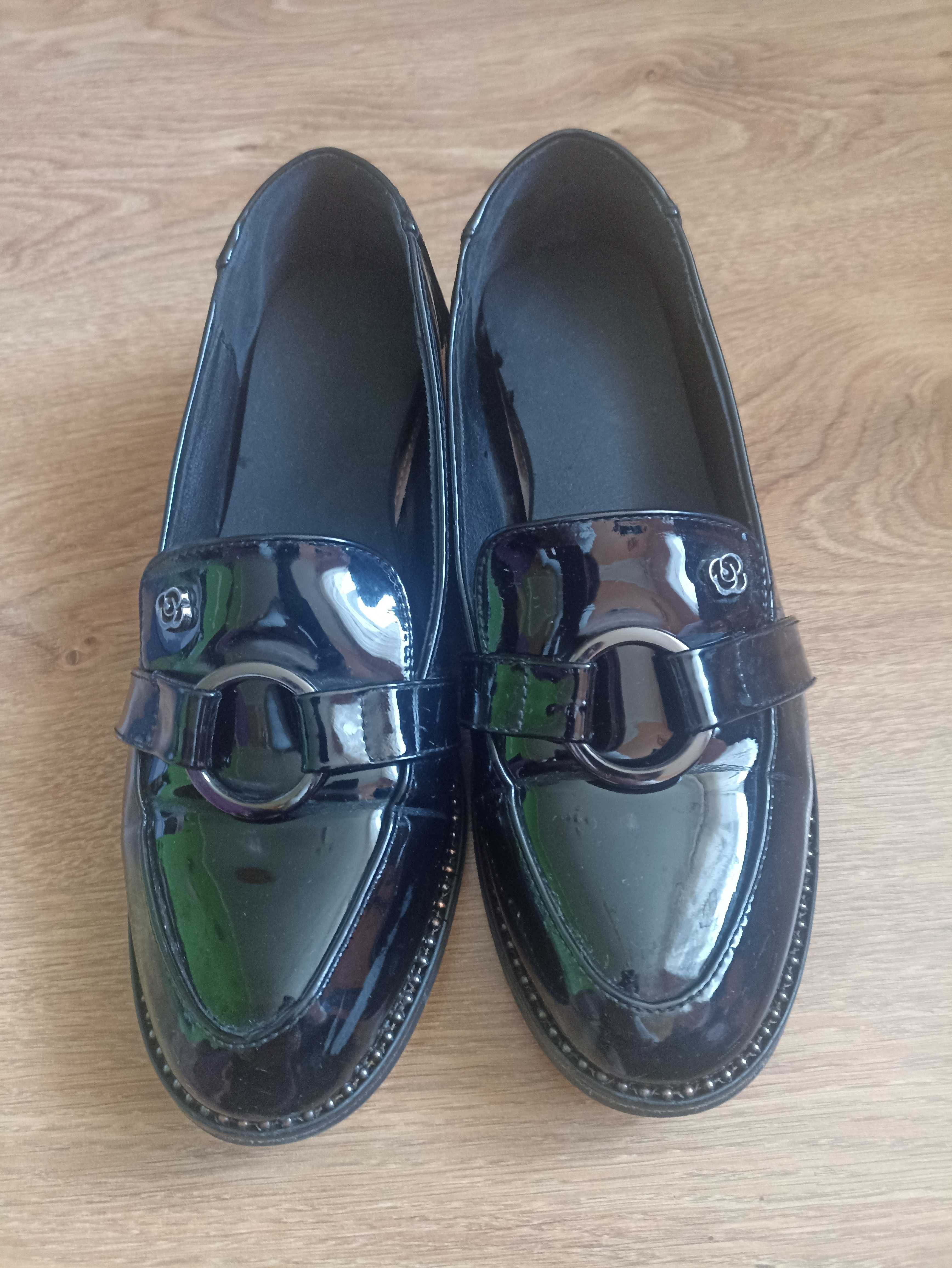 Buty damskie czarne lakierowane r. 39