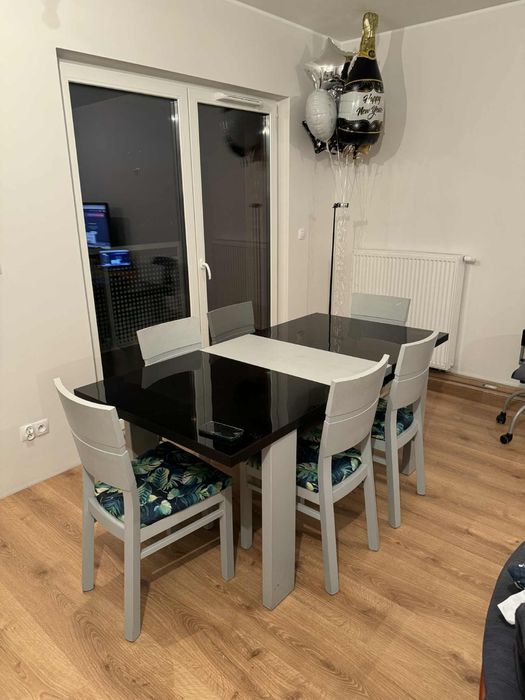 Stół plus 6 krzeseł.