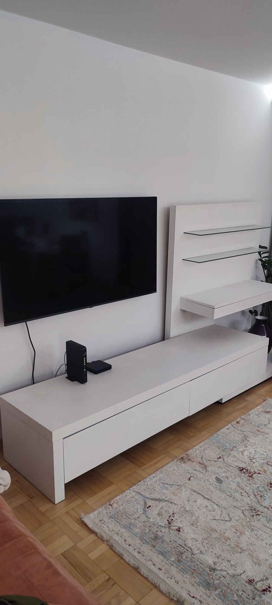 Eleganckie białe meble pod telewizor do pokoju dziennego. TANIO!