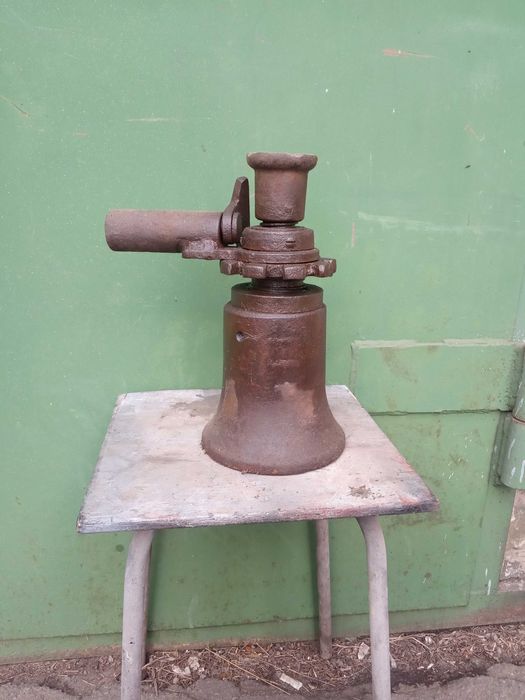 Домкрат 5 тонн . Механический винтовой .