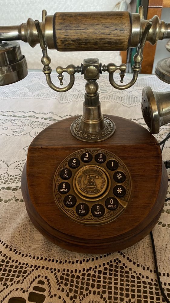 Retro telefon stacjonarny stylizowany na zabytek
