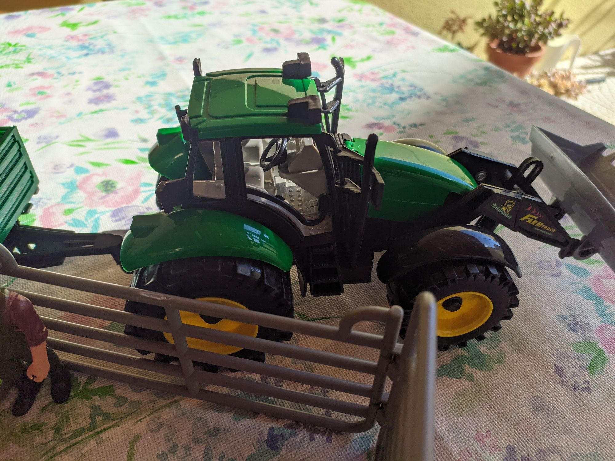 Brinquedo retroescavadora + tractor+ acessórios