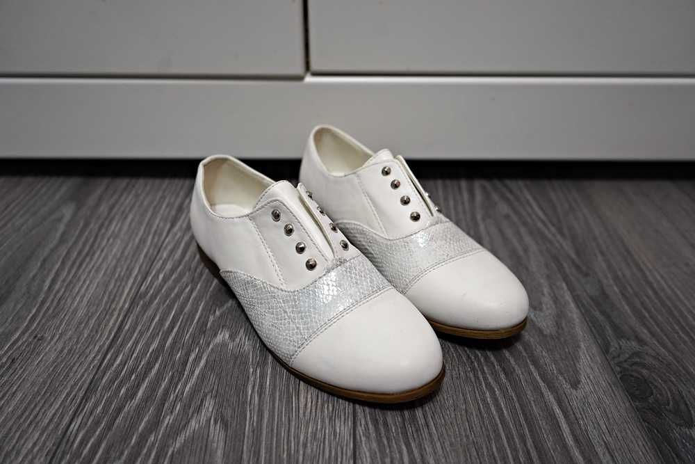 Białe buty damskie Qinba