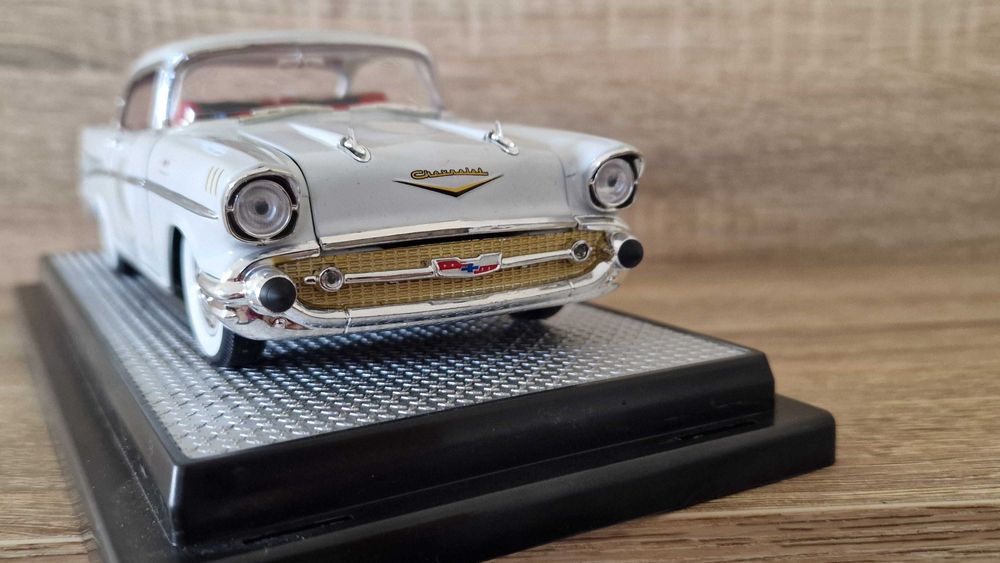 Miniatura Chevrolete Bell Air hardtop «1957» 1:18
