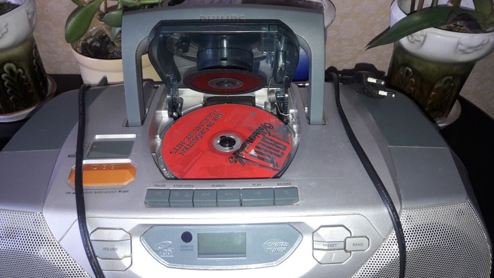 Магнитofon  Philips AZ1045. Читает СД!
