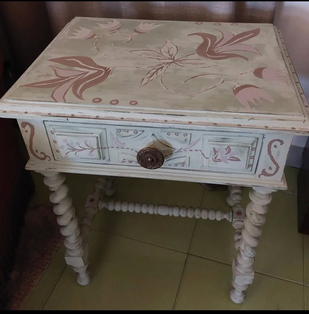 Mesinha cabeceira pintada à mão