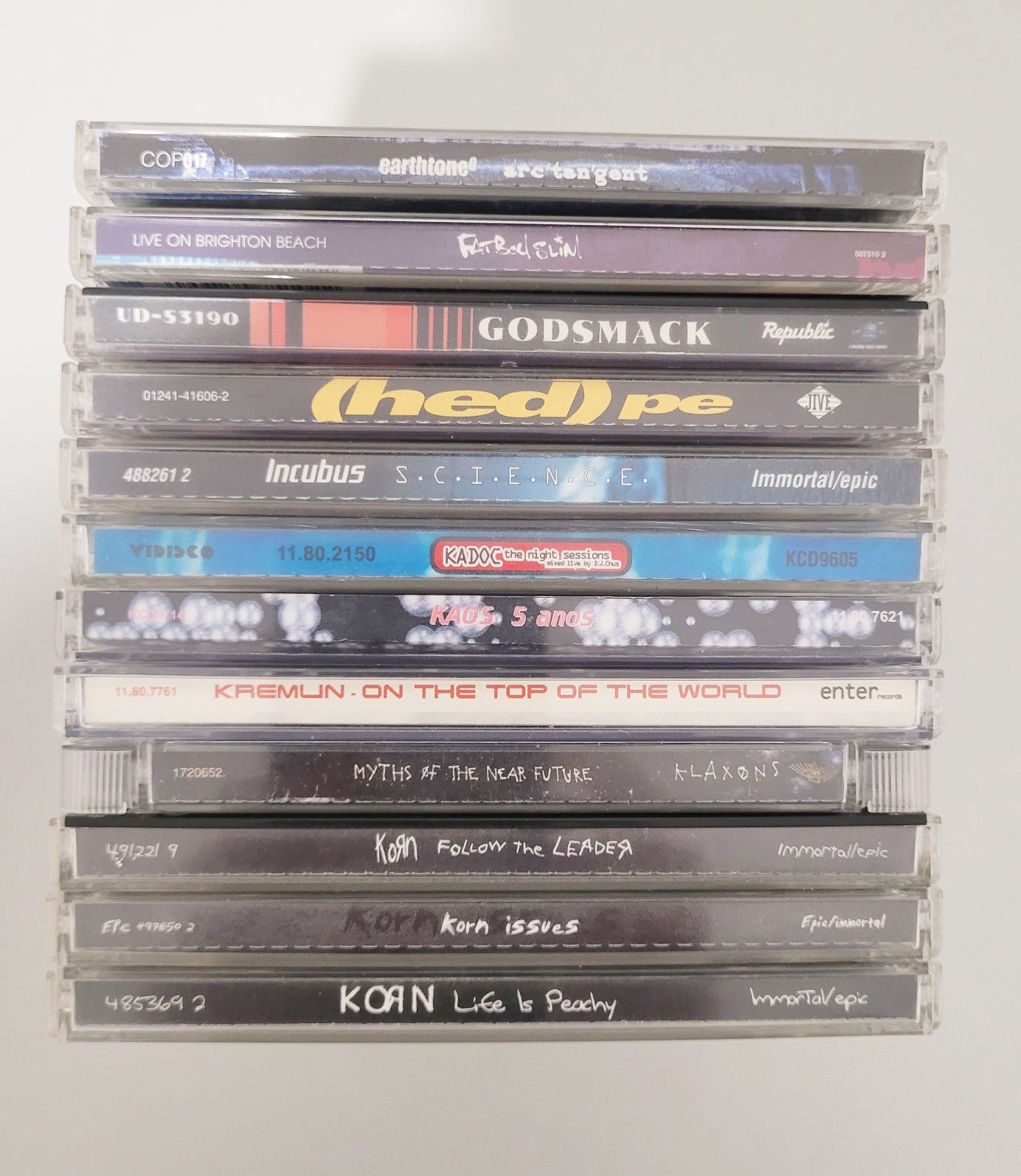 CDs de música de diversos grupos e géneros musicais