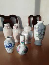 Conjunto de pequenas jarras em porcelana chinesa.