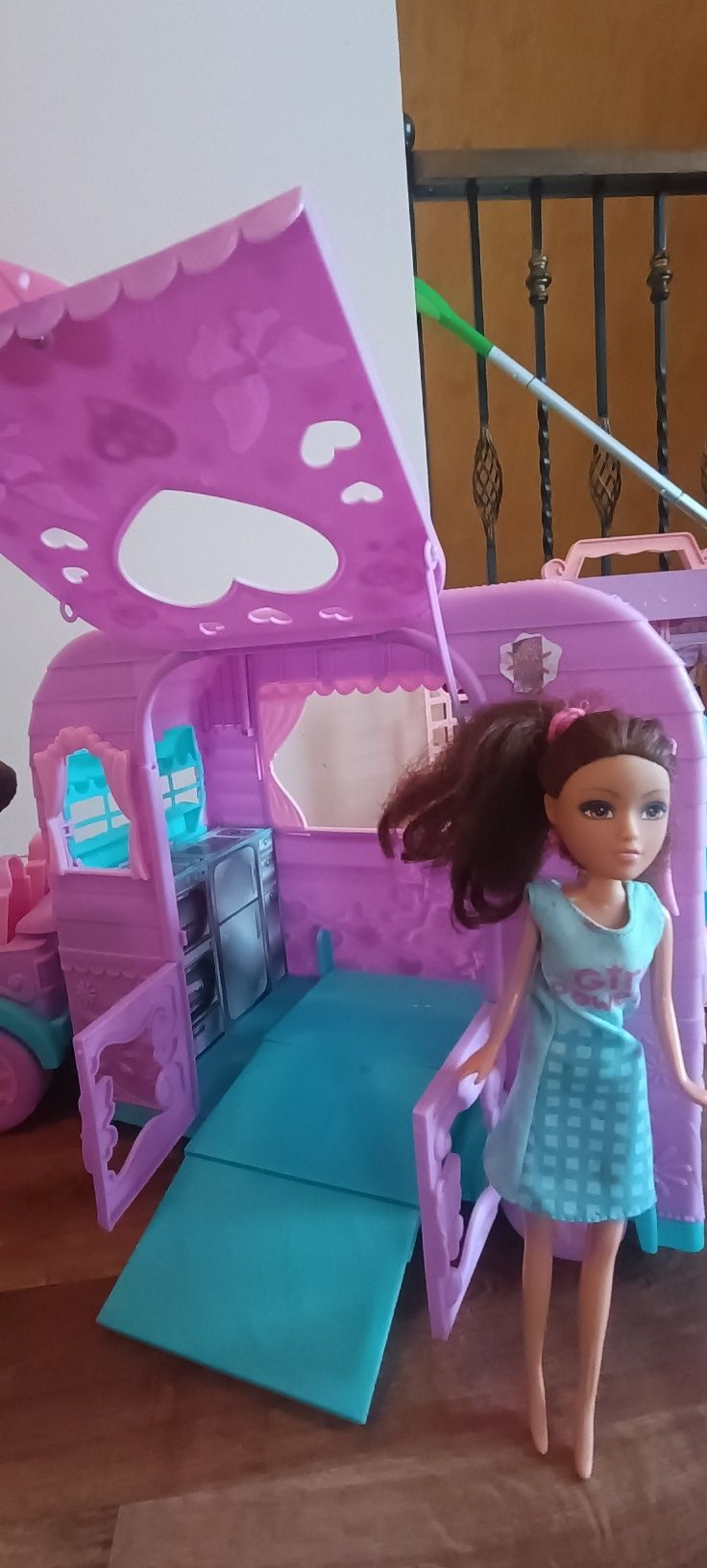 Zestaw Barbie samochód i szafa