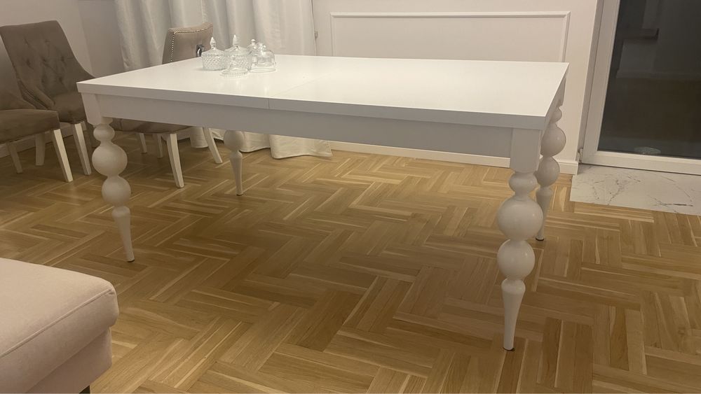 Stol rozkladany bialy z toczonymi nogami