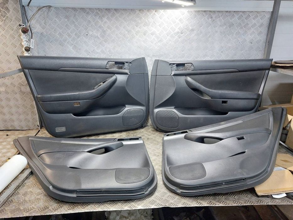 BOCZEK BOCZKI DRZWI KOMPLET TOYOTA AVENSIS T25 KOMBI