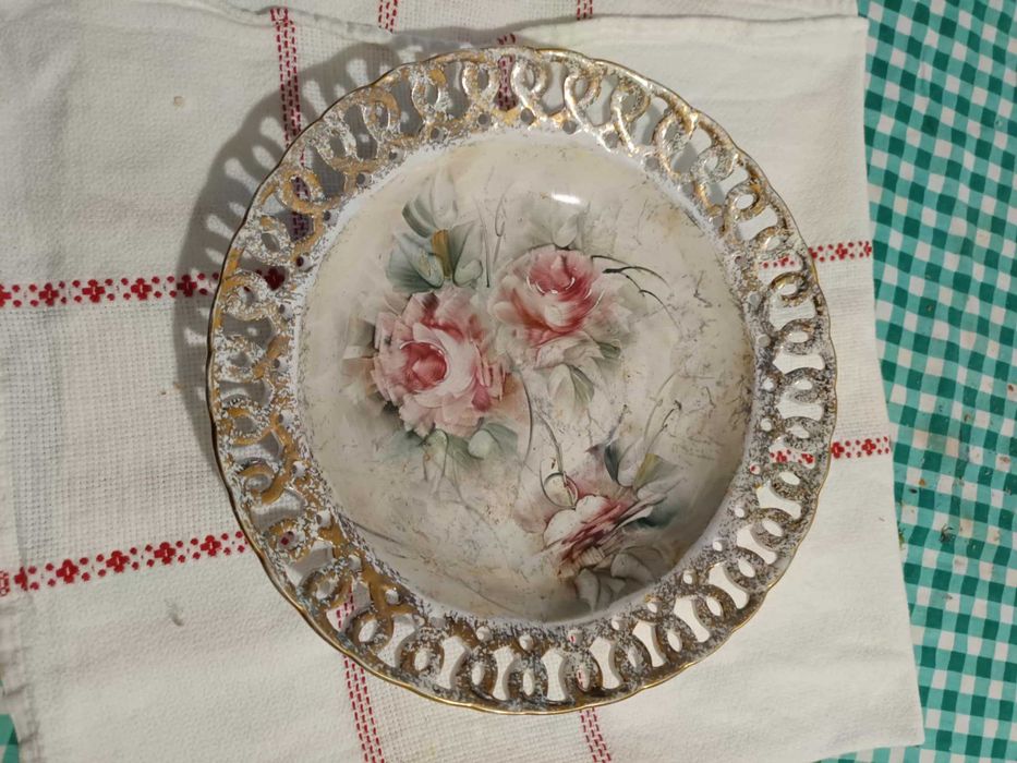 Prato de porcelana, pintado à mão (bordo e dourado)