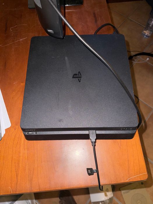 PS4 com 7 jogos, e dois comando, tenho na consola Fc24 e 25 M. Kombat.