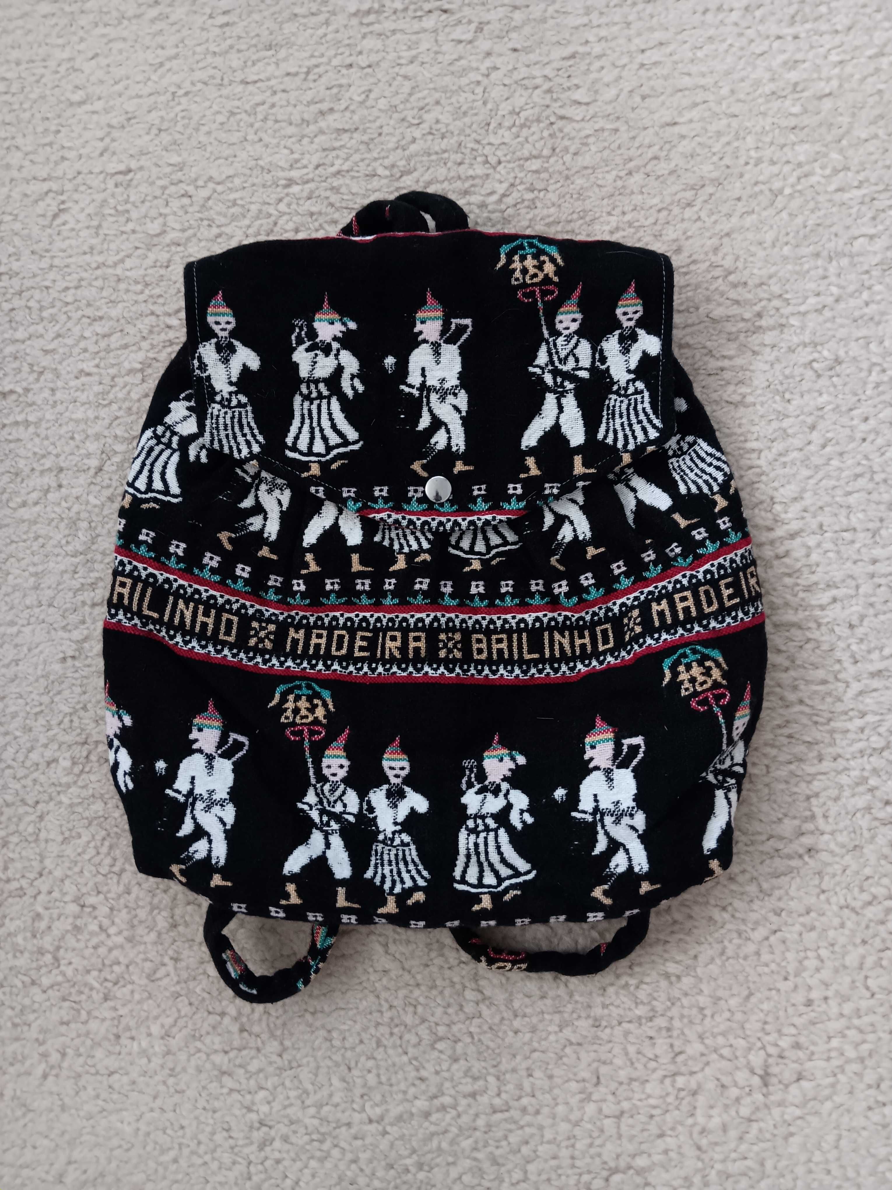 Mochila, tipicamente portuguesa, referencia a ilha da Madeira