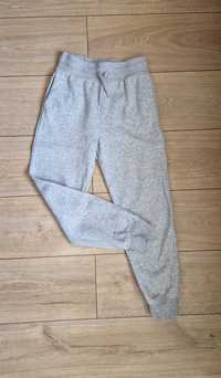 Szare spodnie dresowe 146 cm, dresy chłopięce