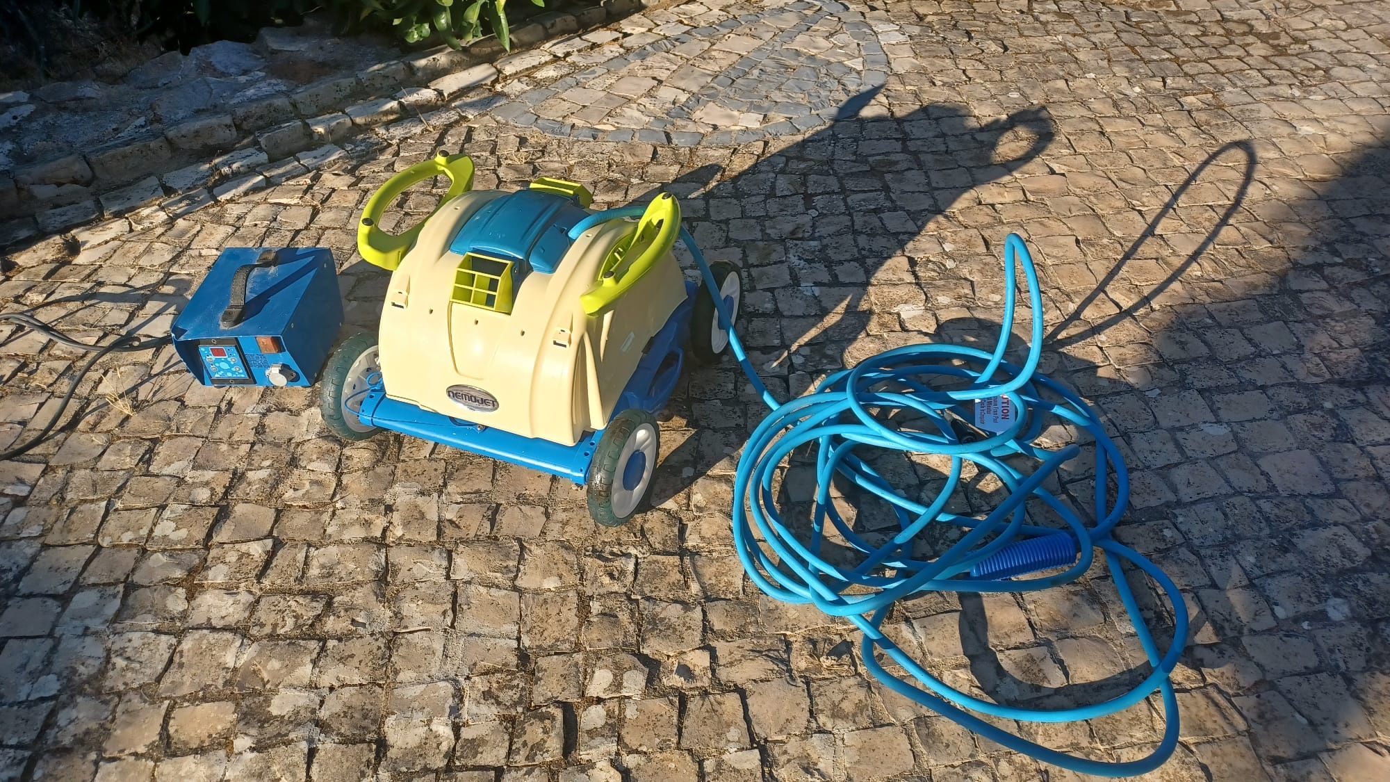 Robô de limpeza para piscina