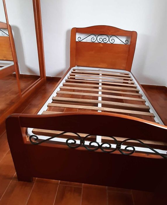 Mobília de quarto solteiro em cerejeira.