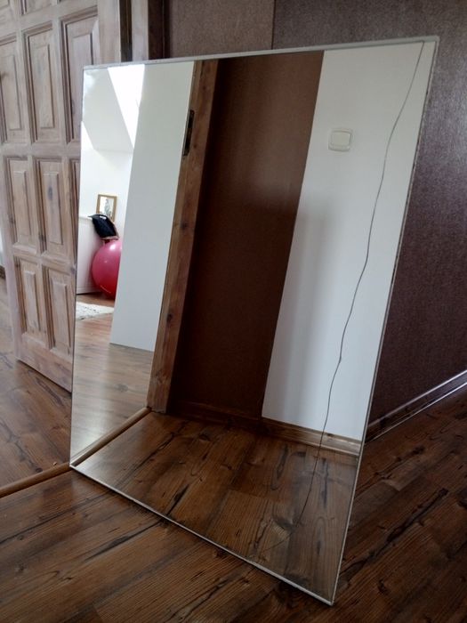 Duże lustro na białej płycie (75cm/102cm)podklejone  z delikatnym pękn