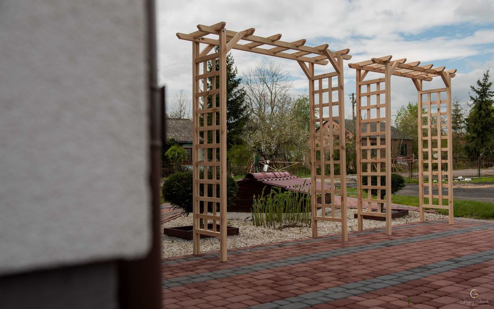 Pergola ogrodowa , kwiaty
