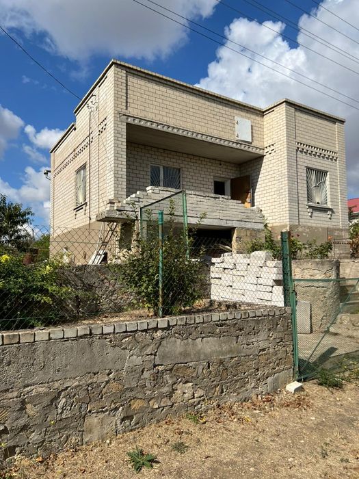 Продаётся дом у озера, пригород Черноморска.