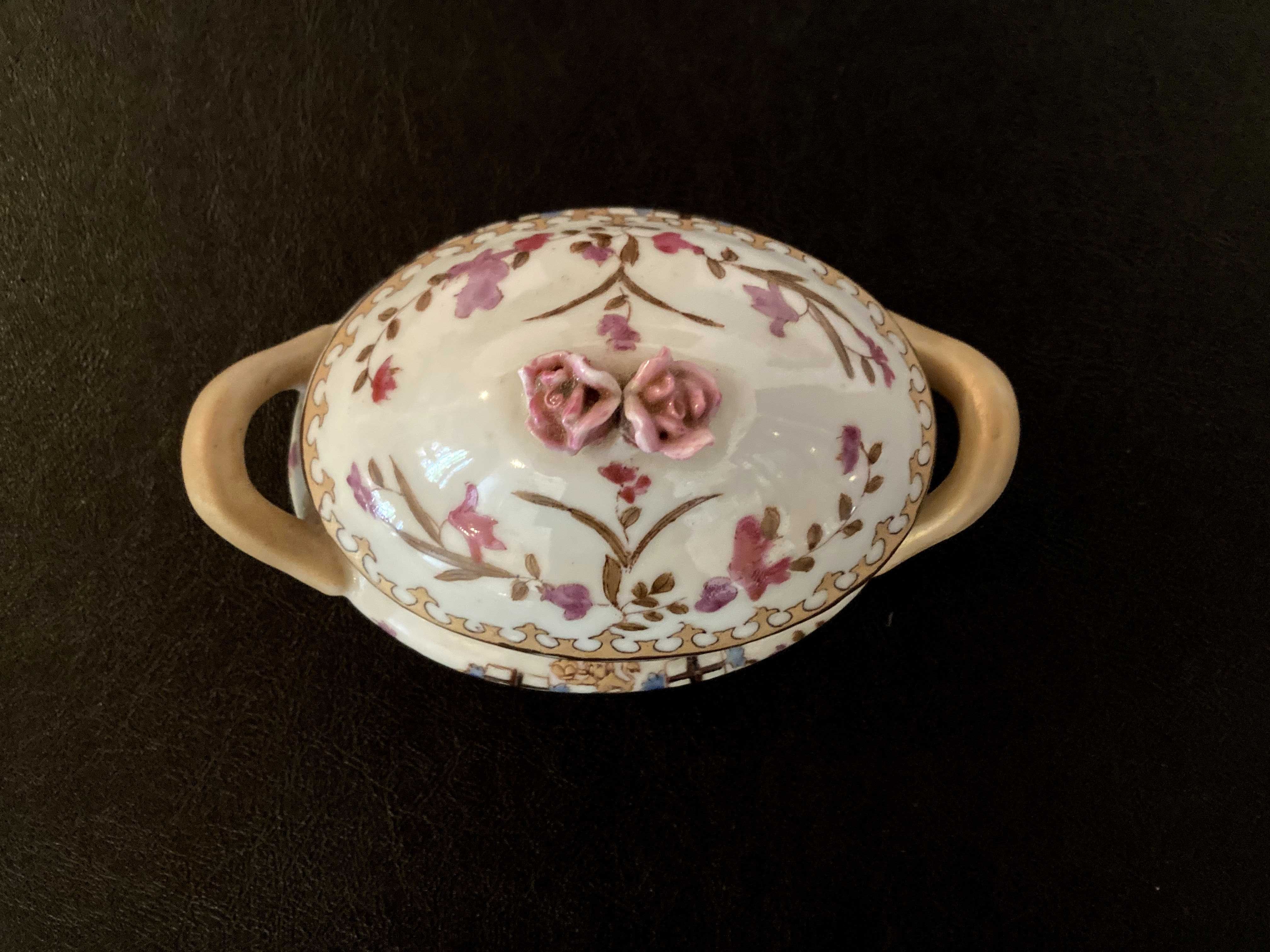 Caixa ovalada com tampa em porcelana chinesa de exportação