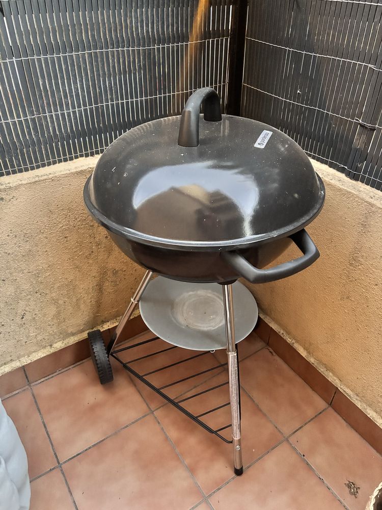 Churrasqueira com tampa + acessórios
