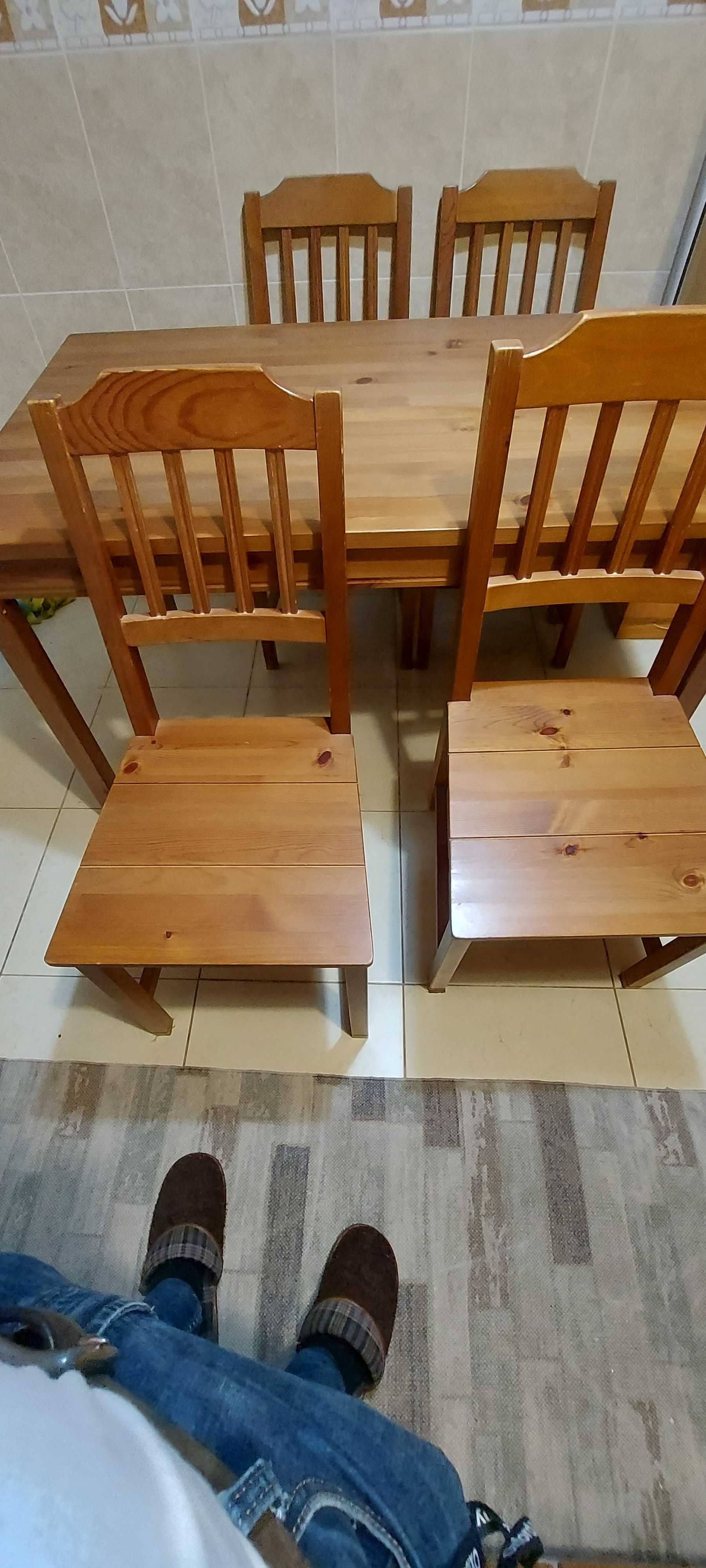Mesa e cadeiras de cozinha.