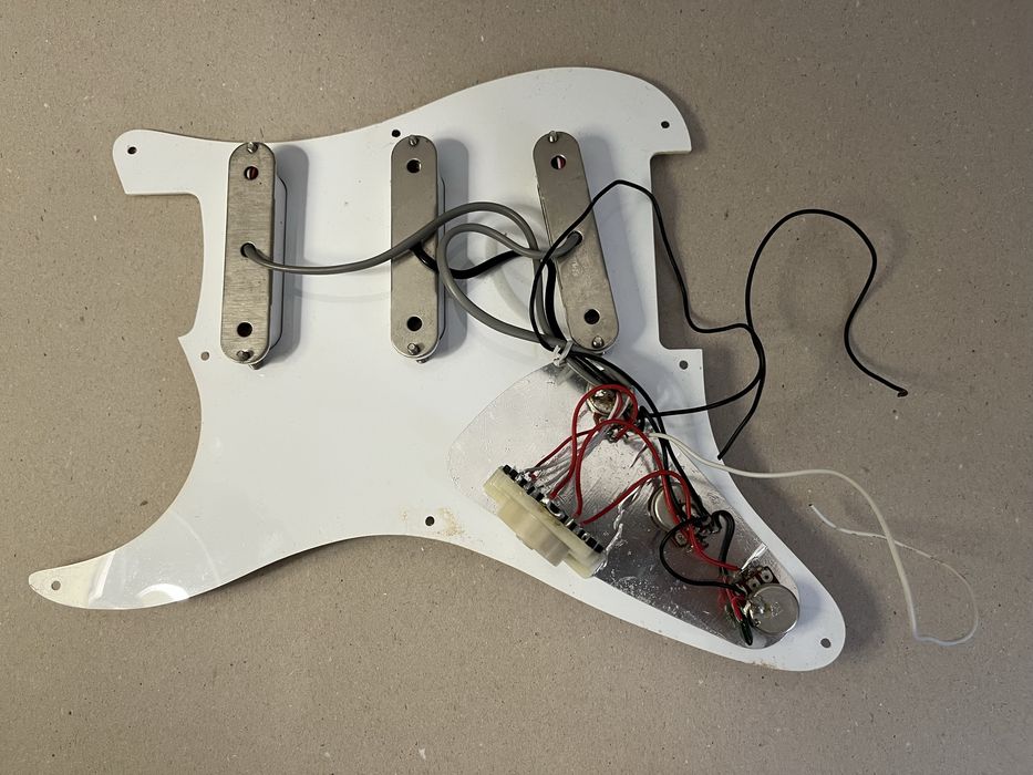 kompletny pickguard sss singlecoil fender squier stratocaster